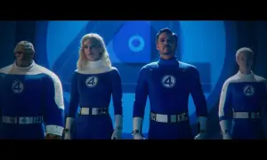 Las 4 fantásticas, con sus trajes azules y blancos, se preparan para la acción.