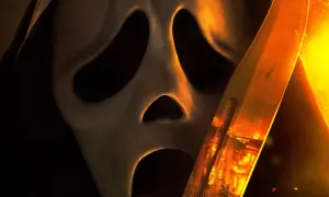 La máscara de Ghostface se acerca, con un cuchillo reflejando un incendio. El terror regresa en Scream 7.