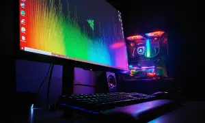 Un PC gamer con luces RGB vibrantes, listo para revivir los mejores juegos antiguos de PC.