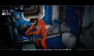Astronauta en traje naranja trabajando en una consola dentro de una nave espacial, como en juegos del espacio pc.