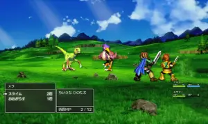 Un combate épico en un campo verde, con un dinosaurio y un pájaro enfrentando a dos guerreros. Un **golden sun remake** cobra vida.