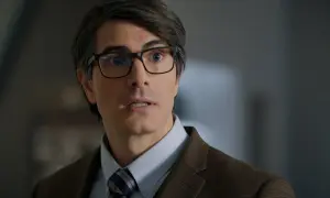 Clark Kent, el nombre que adopta Superman en la Tierra, con gafas y traje.