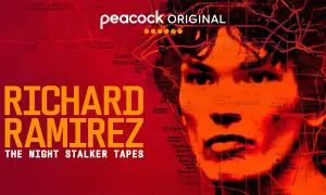El rostro del rondador nocturno Richard Ramirez se superpone a un mapa de Los Ángeles, con el título "The Night Stalker Tapes".