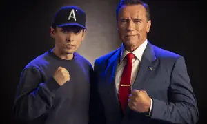 Arnold Schwarzenegger y un joven con gorra, listos para la acción en Kung Fury 2.