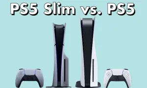 Dos consolas PS5, una Slim y otra estándar, junto a sus mandos DualSense, sobre fondo azul claro.