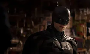 El reparto de The Batman, con Robert Pattinson como el Caballero Oscuro, se prepara para la acción en Gotham.