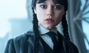 Primer plano de Merlina Addams con su icónico traje, lista para la acción en la temporada 2 de "Miércoles".