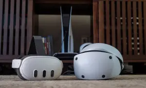 Dos cascos de realidad virtual y una consola de videojuegos listos para sumergirte en increíbles juegos vr.