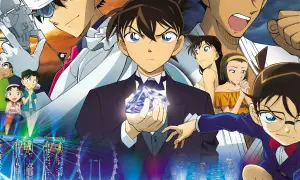 El **detective Conan final** se acerca. Conan sostiene un cristal mientras otros personajes observan, con una ciudad iluminada de fondo.