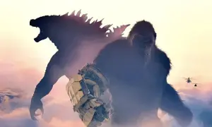 Kong con su guantelete mecánico y Godzilla emergen de las nubes, listos para la batalla en Godzilla y Kong: El Nuevo Imperio. Helicópteros sobrevuelan.