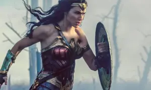 La heroína con el nombre de Wonder Woman, con su armadura icónica y escudo, se prepara para la batalla en un paisaje desolado.