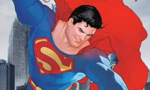 Superman, con su icónico traje azul y rojo, vuela sobre una ciudad. Su capa ondea mientras Clark Kent vigila desde las alturas.