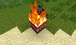 Un bloque de TNT de Minecraft arde intensamente, listo para explotar en cualquier momento.