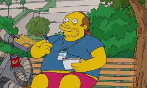Un vendedor de cómics Simpson, con gafete de "Guest", sentado en un banco, ofrece nachos a un robot.