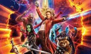 Los **guardianes de la galaxia 4** se preparan para la batalla. Star-Lord, Gamora, Drax, Rocket, Groot, Nebula y Yondu posan con armas listas, rodeados de explosiones cósmicas.