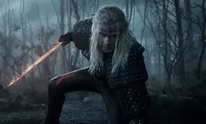 Geralt de Rivia, con su espada llameante, se prepara para la batalla en el bosque. ¡La **witcher temporada 5** promete acción!