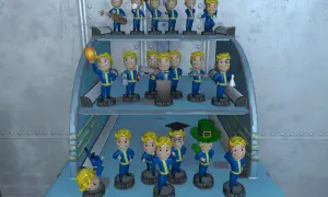 Colección de cabezones Fallout 4 en estantes, algunos sostienen objetos como un balón, una llave inglesa o un arma.