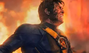 Wolverine, parte del reparto de X-Men, con el rostro cubierto de hollín y gritando en medio de un incendio.