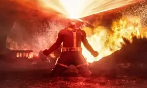 Ciclope de los X-Men libera su rayo óptico en medio de una explosión.