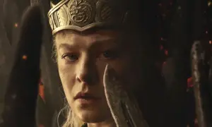 Rhaenyra Targaryen, con corona y mirada decidida, se prepara para la guerra en la temporada 3 de La casa del dragón.
