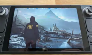 Alan Wake 2 en Steam Deck, con un personaje con chaqueta del FBI en un paisaje nevado y montañoso.