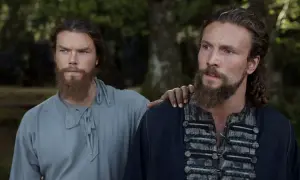 Dos guerreros vikingos, con barbas y miradas intensas, se preparan para la batalla, soñando con el Valhalla.