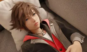 Sora, protagonista de Kingdom Hearts IV, descansa en un sofá, con su icónica cadena de corona visible.