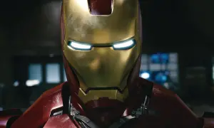 El icónico casco de **Iron Man 1**, con sus ojos brillantes y detalles dorados y rojos, listo para la acción.
