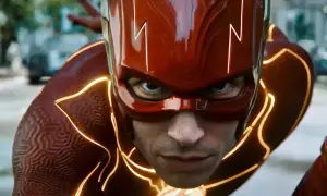 El Flash de DC Comics, con su traje rojo y detalles dorados, se prepara para la acción.