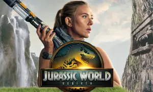 Mujer con arma futurista, logo de Jurassic World Rebirth y ruinas antiguas. ¿Listos para Jurassic World 2025?
