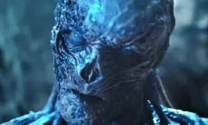 El rostro retorcido y azulado de Vecna, el villano de Stranger Things, con un ojo brillante y amenazante.