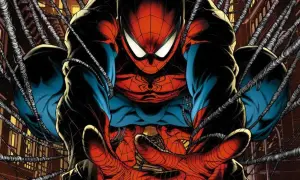 El primer Spiderman, con su traje rojo y azul, se prepara para lanzar telarañas entre edificios.