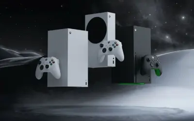 Dos consolas Xbox y sus mandos flotan en un paisaje desértico bajo un cielo estrellado. La nueva Xbox te espera.