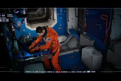 Astronauta en traje naranja trabajando en una consola dentro de una nave espacial, como en juegos del espacio pc.