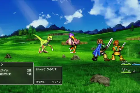 Un combate épico en un campo verde, con un dinosaurio y un pájaro enfrentando a dos guerreros. Un **golden sun remake** cobra vida.