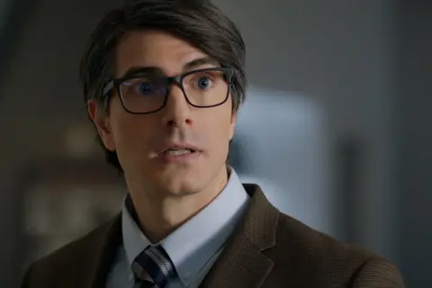 Clark Kent, el nombre que adopta Superman en la Tierra, con gafas y traje.