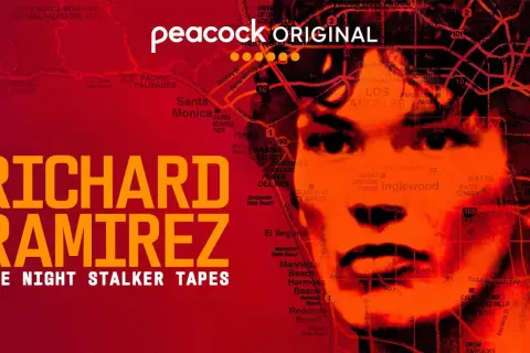 El rostro del rondador nocturno Richard Ramirez se superpone a un mapa de Los Ángeles, con el título "The Night Stalker Tapes".