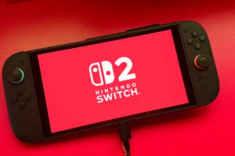 Nintendo Switch con logo "2" en pantalla roja. ¡Listo para nuevos juegos de Nintendo Switch 2!