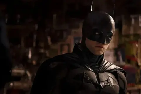 El reparto de The Batman, con Robert Pattinson como el Caballero Oscuro, se prepara para la acción en Gotham.