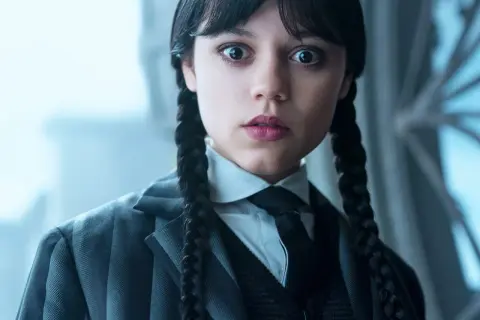 Primer plano de Merlina Addams con su icónico traje, lista para la acción en la temporada 2 de "Miércoles".