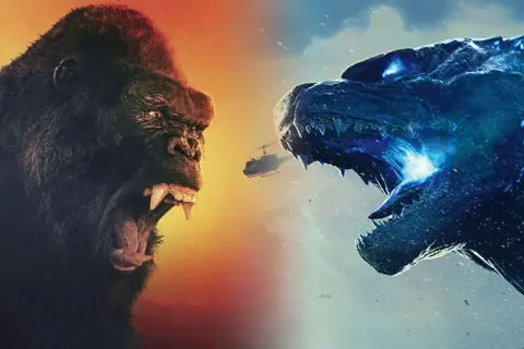 Kong y Godzilla se enfrentan en una batalla épica. Un helicóptero sobrevuela la escena.