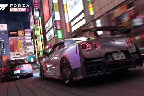 Dos coches deportivos compiten en una calle nocturna de Japón, con luces de neón y el logo de Forza Horizon 6. ¡Prepárate para los próximos juegos de Game Pass!