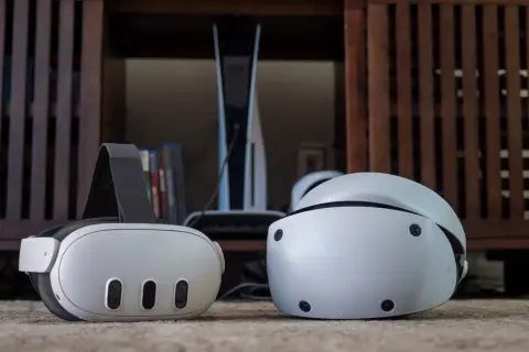 Dos cascos de realidad virtual y una consola de videojuegos listos para sumergirte en increíbles juegos vr.