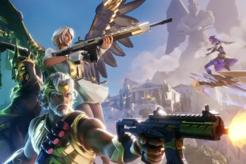 Personajes listos para la acción en la **fortnite nueva temporada**. Un guerrero dorado, una mujer con alas y un ser sombrío se preparan para el combate.