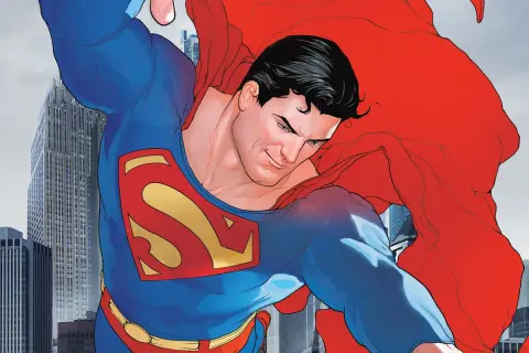 Superman, con su icónico traje azul y rojo, vuela sobre una ciudad. Su capa ondea mientras Clark Kent vigila desde las alturas.