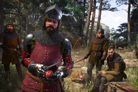 Hombres con armadura medieval en un bosque. Uno sostiene una manzana, quizás un consejo para tu **kingdom come deliverance 2 guia**.