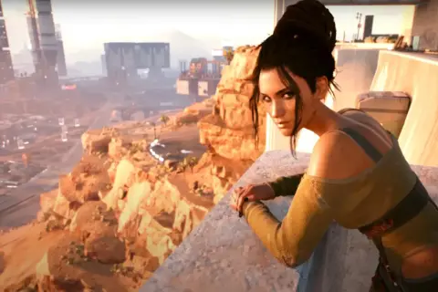 Panam Palmer, una mercenaria con un estilo panam cyberpunk, observa un paisaje desértico con rascacielos al atardecer.