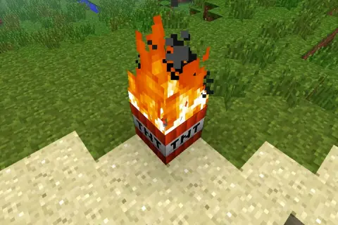 Un bloque de TNT de Minecraft arde intensamente, listo para explotar en cualquier momento.
