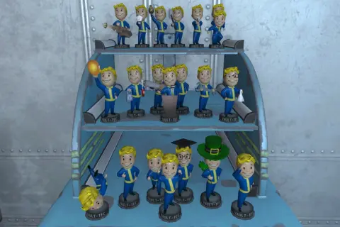 Colección de cabezones Fallout 4 en estantes, algunos sostienen objetos como un balón, una llave inglesa o un arma.