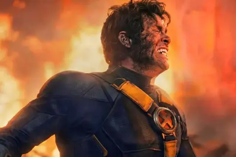 Wolverine, parte del reparto de X-Men, con el rostro cubierto de hollín y gritando en medio de un incendio.